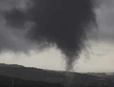 Videón, ahogy tornádó kavarog Óbuda felett