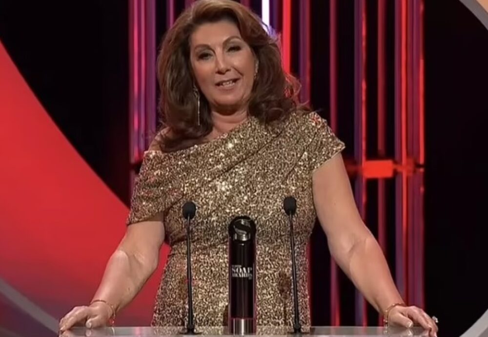 Teljesen kiakadtak a tévénézők Jane McDonald „mikrofonmellbimbóin”