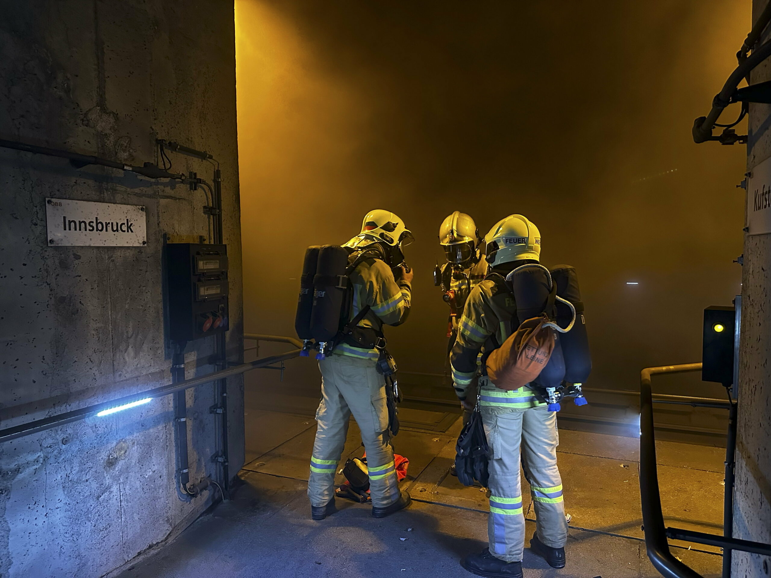 150 embert kellett kimenteni, mikor kigyulladt egy éjszakai vonat egy 13 kilométeres vasúti alagútban – többen füstmérgezést kaptak