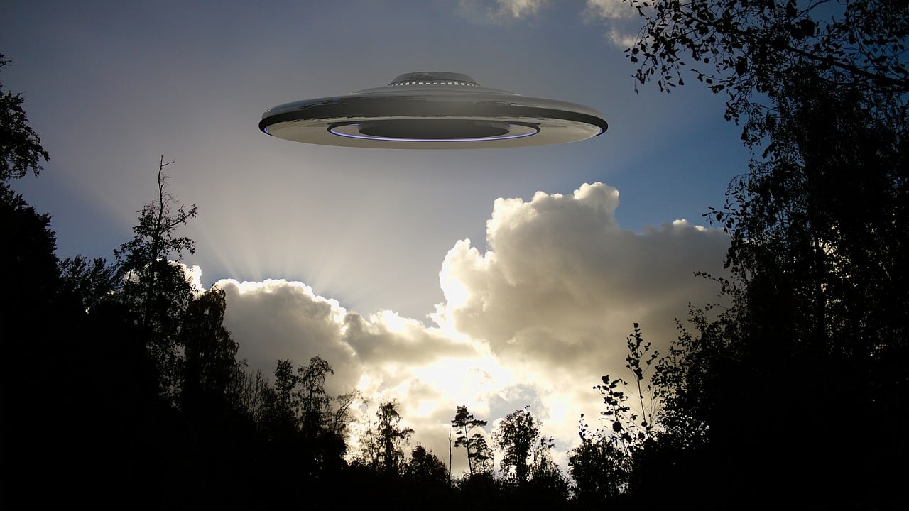 Telefonon jelentették be, hogy UFO zuhant a kertjükbe, a rendőrök kiszálltak vizsgálódni, de más okuk volt rá