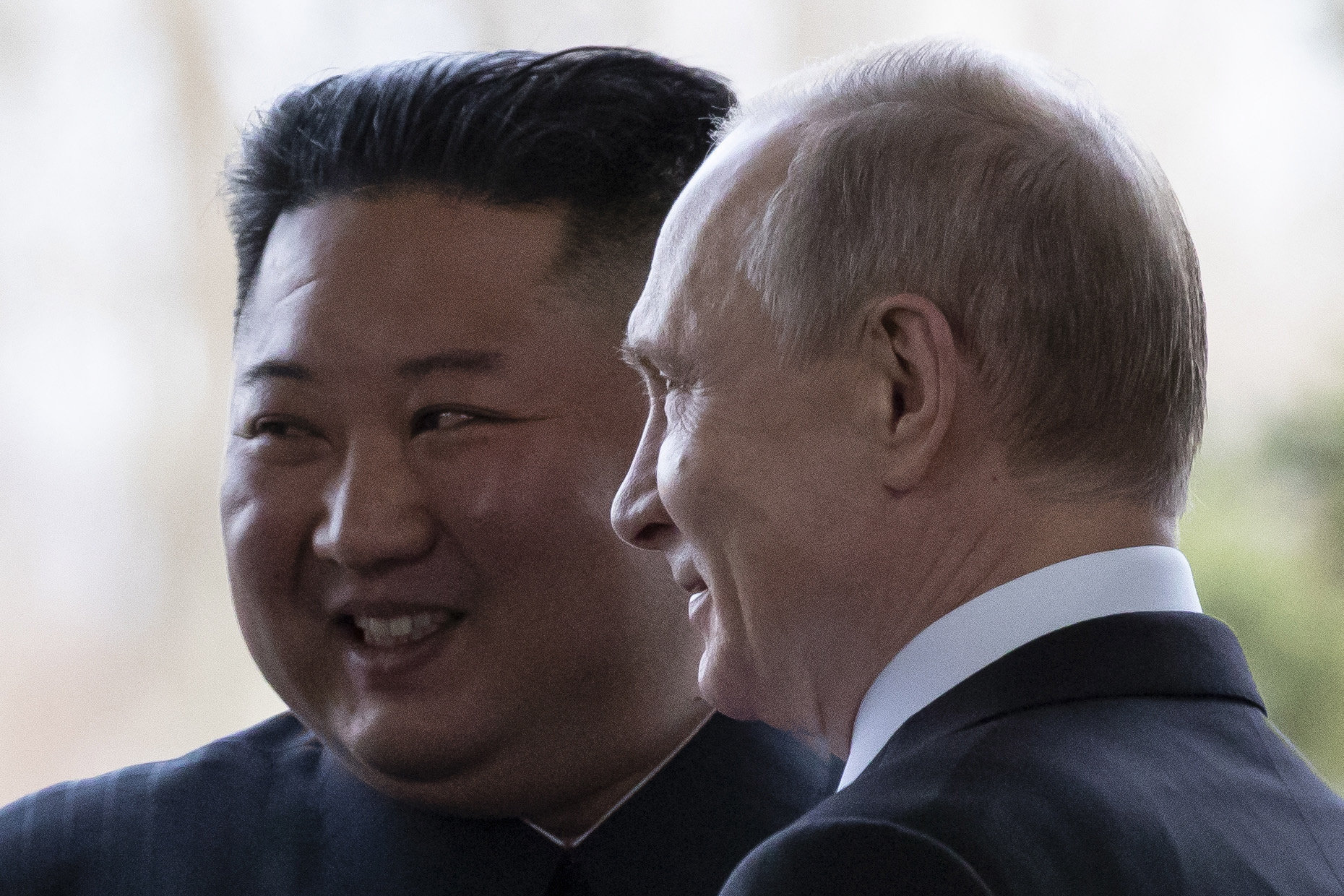 Kim Dzsong Un „erősen fogja az orosz vezető kezét” – a diktátor „teljes támogatásáról” biztosította Putyint