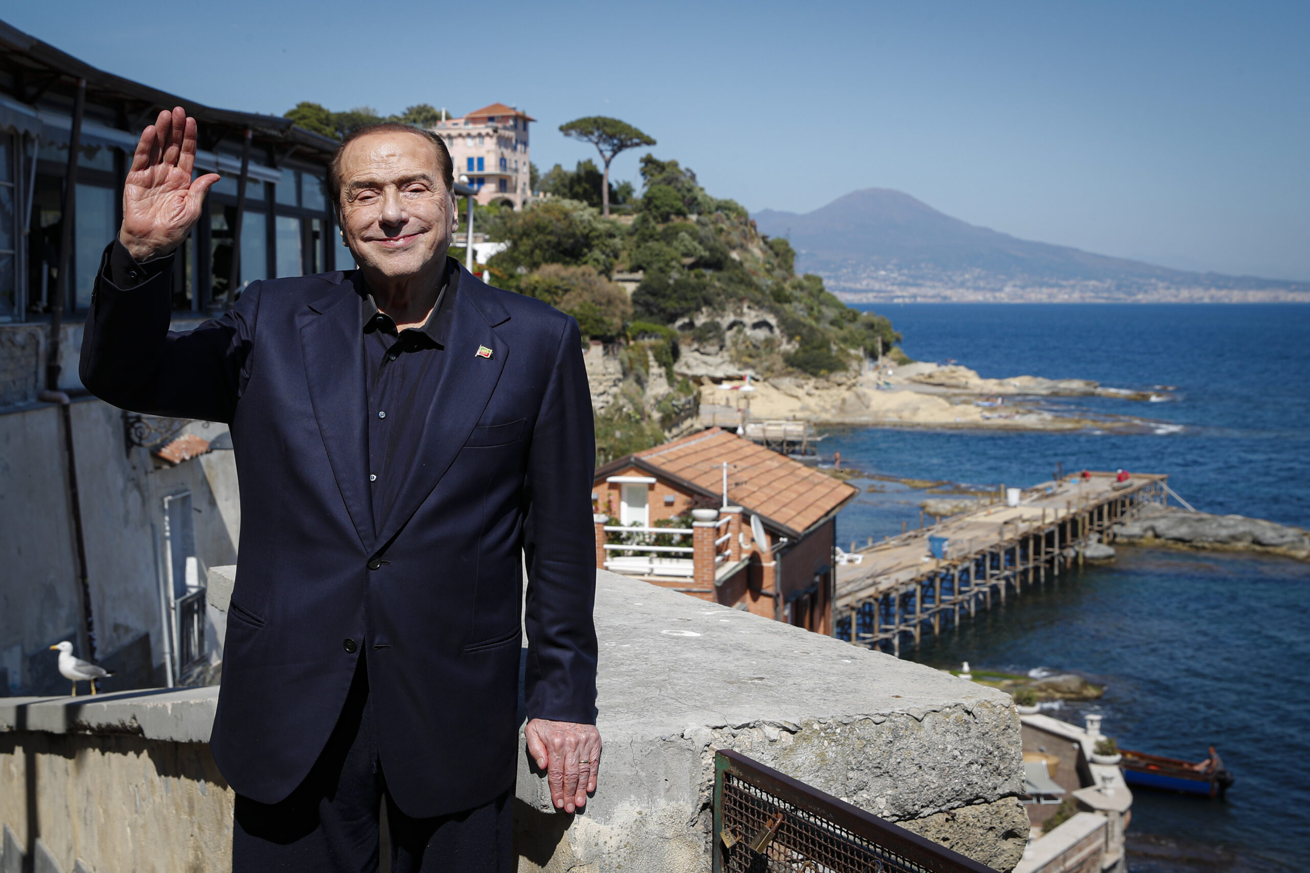 Az elpusztíthatatlan Lovagért is eljött a végzet – Silvio Berlusconi halálával egy korszak ért véget Itáliában