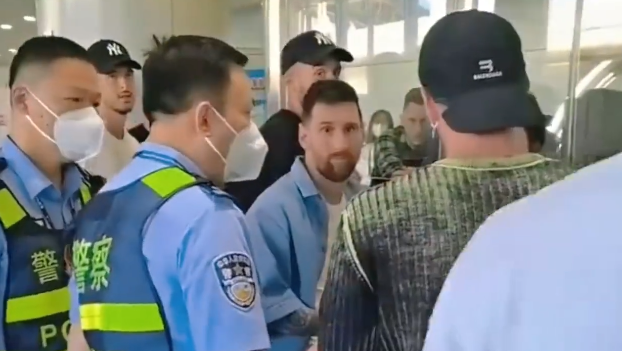 Videó: Lionel Messit őrizetbe vették a rendőrök a kínai repülőtéren