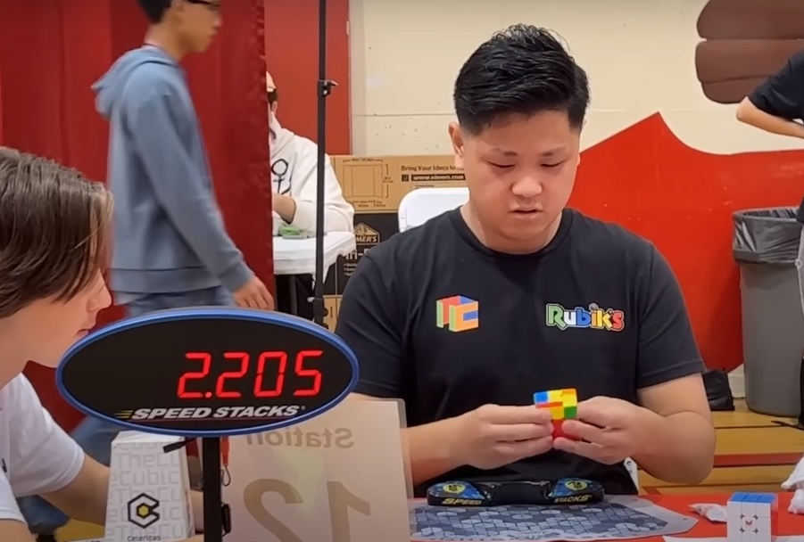 Videón a hihetetlen világrekord: 3,13 másodperc alatt rakta ki a klasszikus Rubik-kockát egy 21 éves fiú