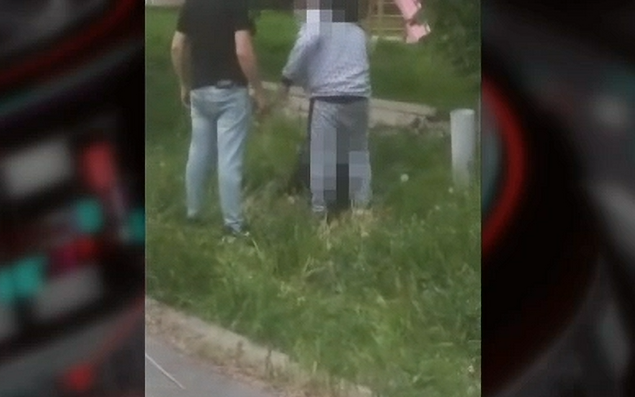 Brutális videón, ahogy ököllel ütnek és rugdosnak egy 12 éves gyereket társai, hiába könyörög, hogy hagyják abba