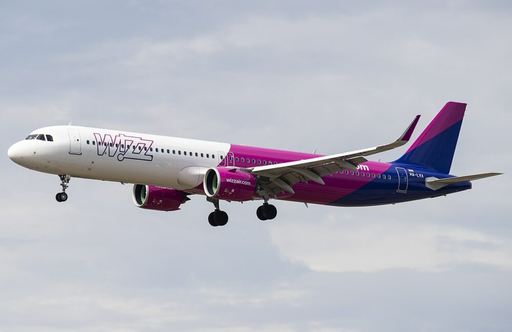 Megható pillanatok: a levegőben emlékezett meg a Wizz Air pilótája a repülőgép-balesetben elhunyt magyar kollégáiról