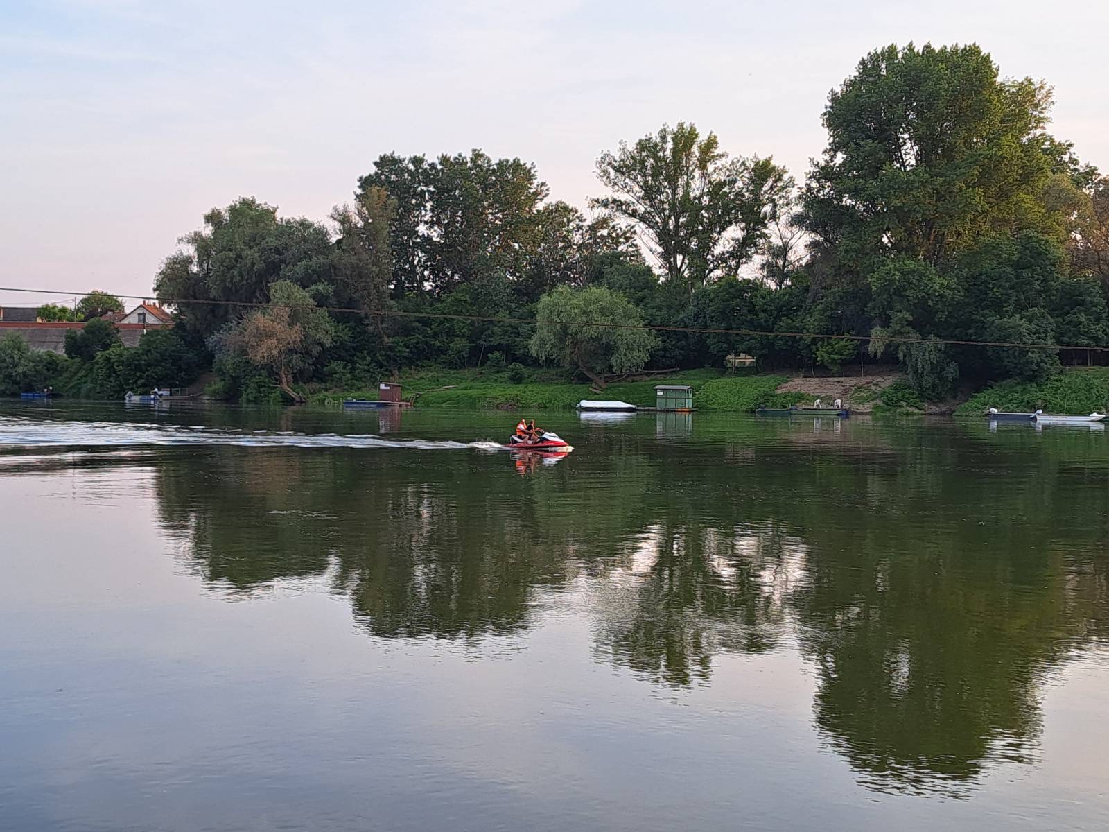 „Agyhalott barmok” - írták azokról, akik azzal szórakoztak, hogy jet-skivel hajtottak a kérészek közé a Tiszán