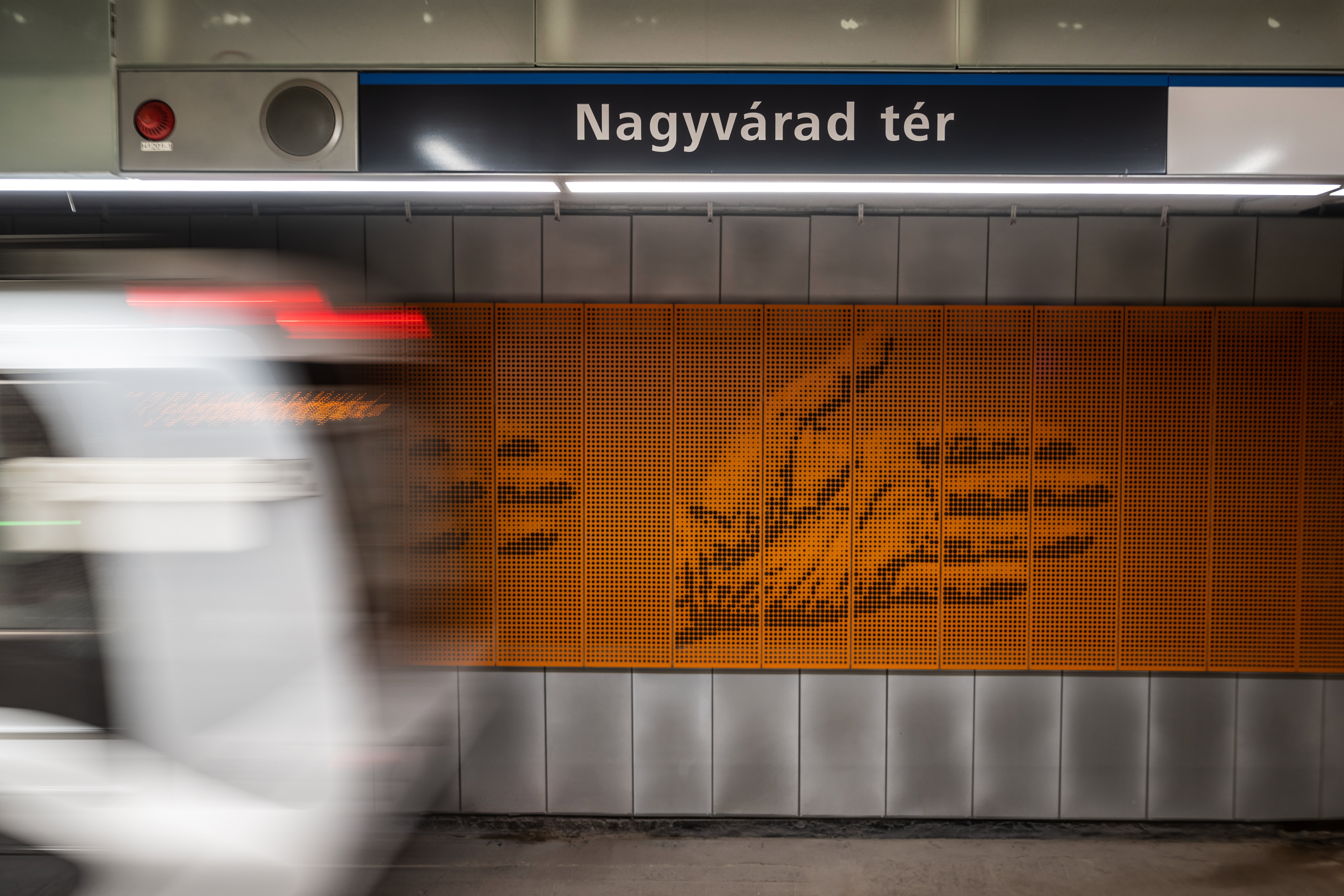 Szörnyű tragédia: egy 20 éves fiút gázolt halálra a metró Nagyvárad térnél