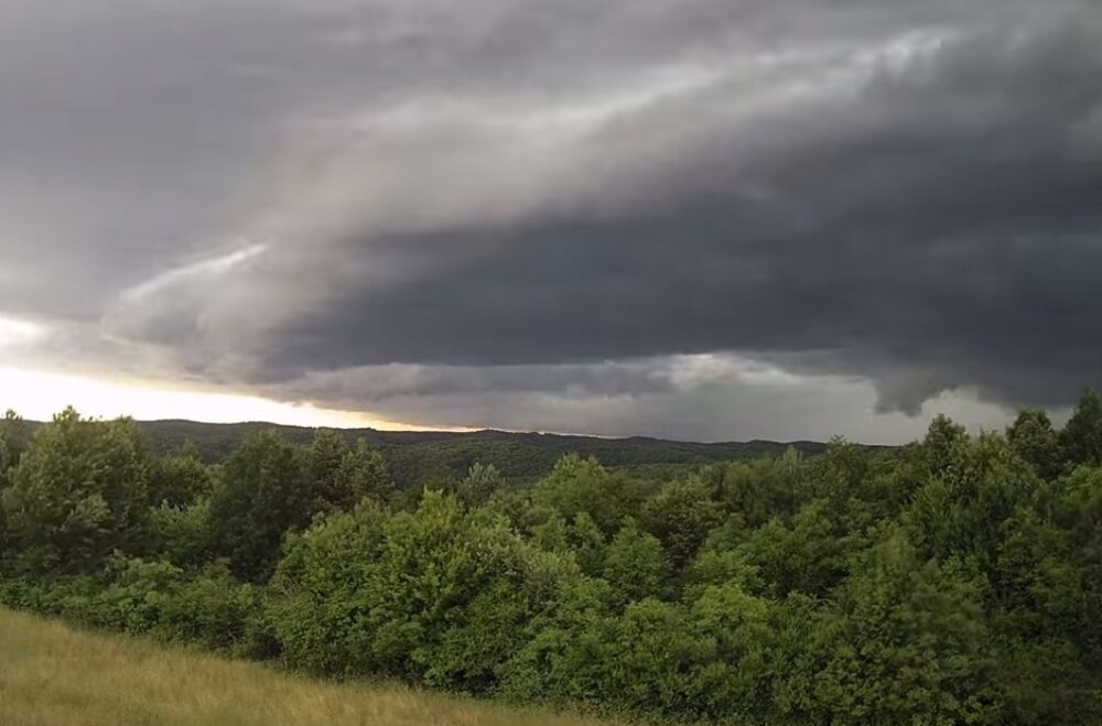 Látványos videón a közelgő vihar, Sopronra már lecsapott