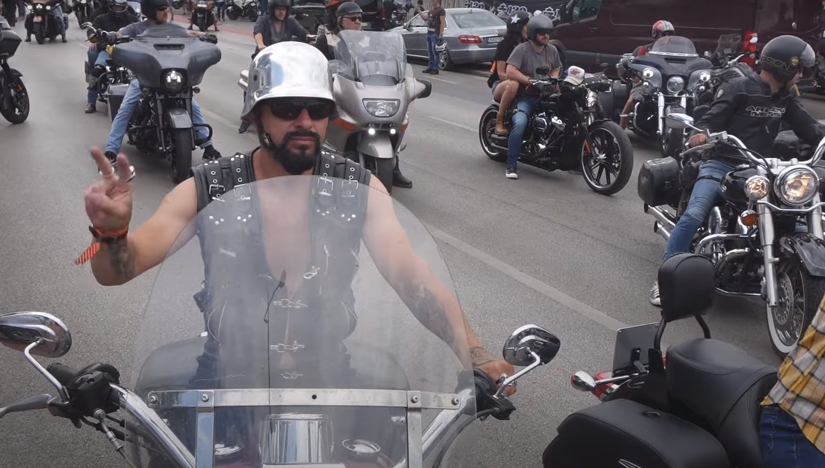 Videó: „A V2-es hangja gyógyít” – így ünnepelték Budapesten a Harley-Davidson 120. születésnapját