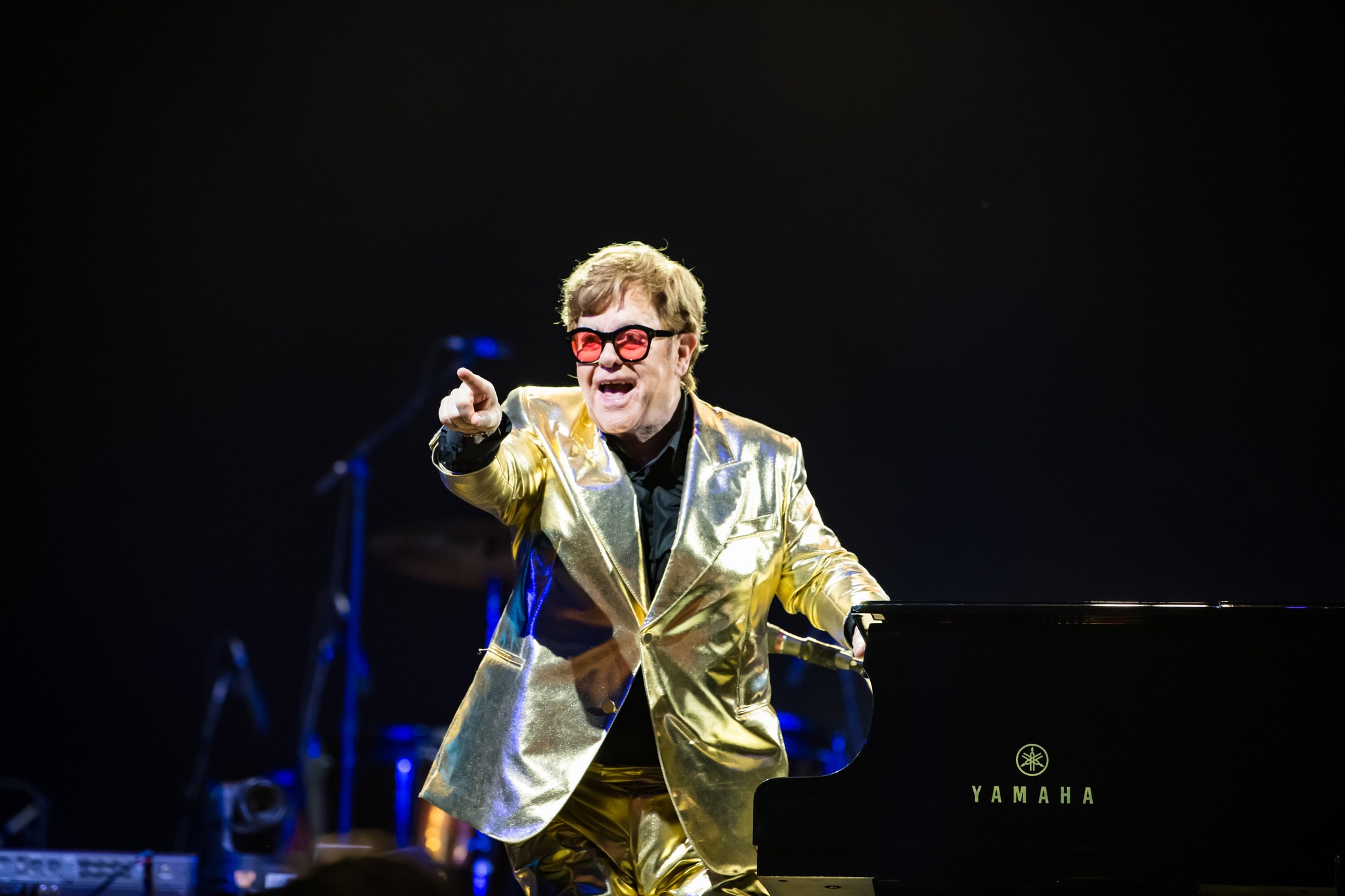 Könnyek között búcsúzott el Elton John Angliától, búcsúbuliján megható szavakkal köszönte meg a közönség szeretetét