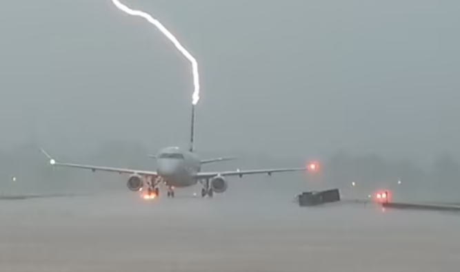 Videó: utasokkal teli repülőgépbe csapott a villám Arkansasban