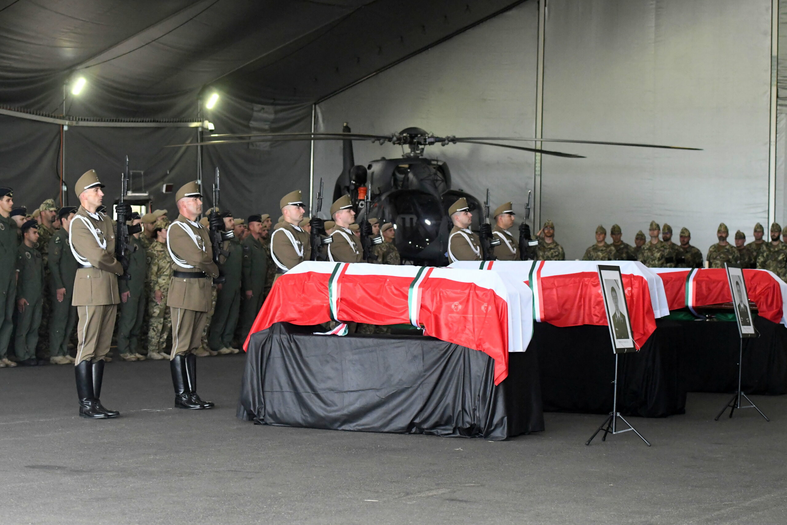 Hazahozták a horvátországi helikopter-balesetben elhunyt katonák koporsóit