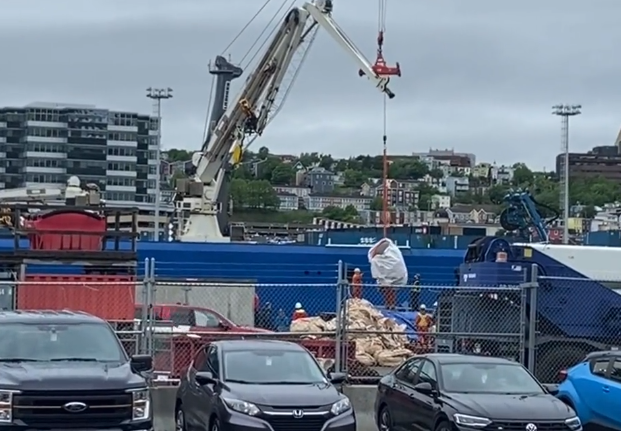 Videó: Kiemelték a Titan roncsait, a kanadai parti őrség telephelyére vitték