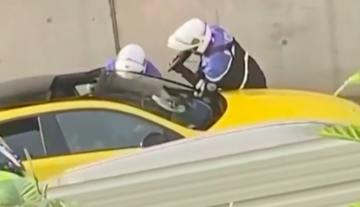 Videón, ahogy egy rendőr közelről lelövi a 17 éves autóban ülő francia fiút