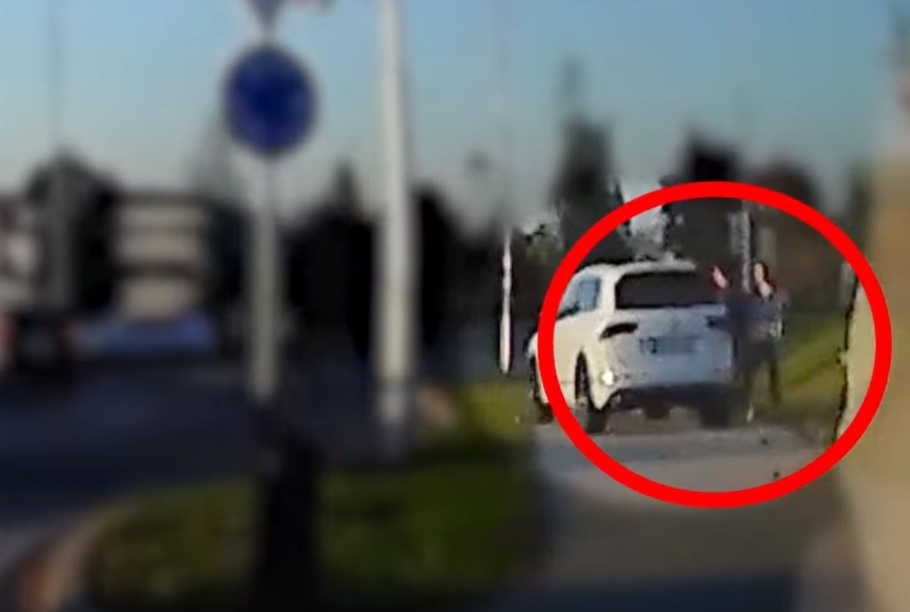 Videón, ahogy egy részeg sofőr felhajt a gyalogosokkal teli járdára Veszprémben