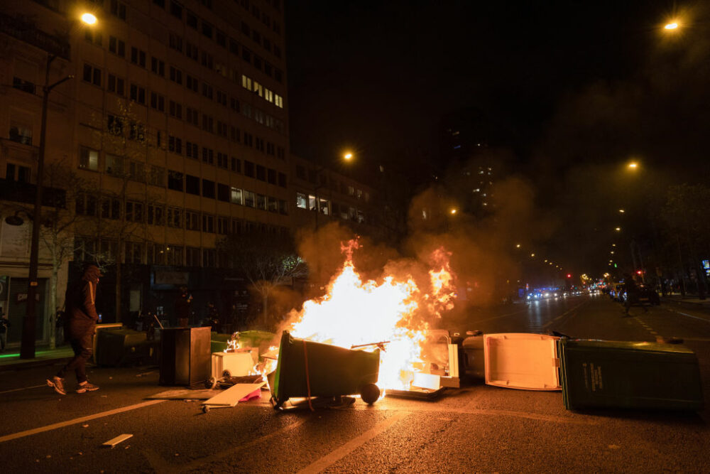Franciaországi zavargások: Csaknem ezer embert tartóztattak le, rengeteg rendőr van az utcákon, Marseilles-be erősítést kellett kérni