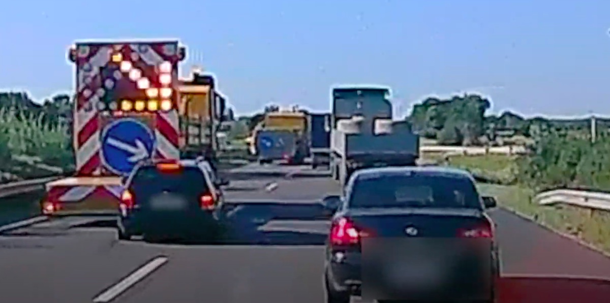 Az energiaelnyelőbe csapódott egy türelmetlen autós az M5-ös autópályán – videó