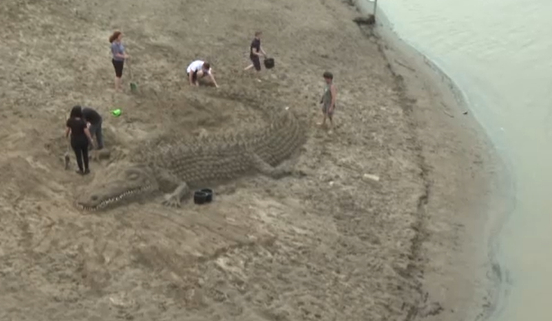 Videó: Hatméteres, öt tonnás, mosolygó krokodil költözött a szegedi Tisza-partra