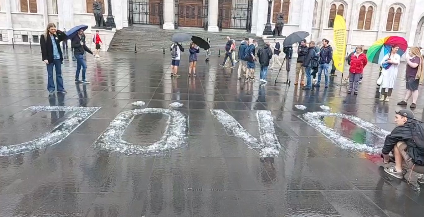 Hatalmas „JÖVŐ” feliratot készítettek jégből a Kossuth térre – a tüntetők így mutatták meg, hogyan olvad el a jövőnk