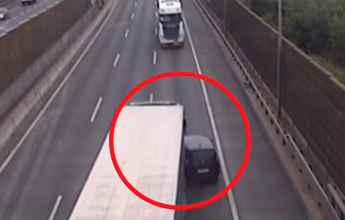 Ijesztő videón, ahogy egy kamionos ráhúzza a kormányt egy autóra az M0-áson