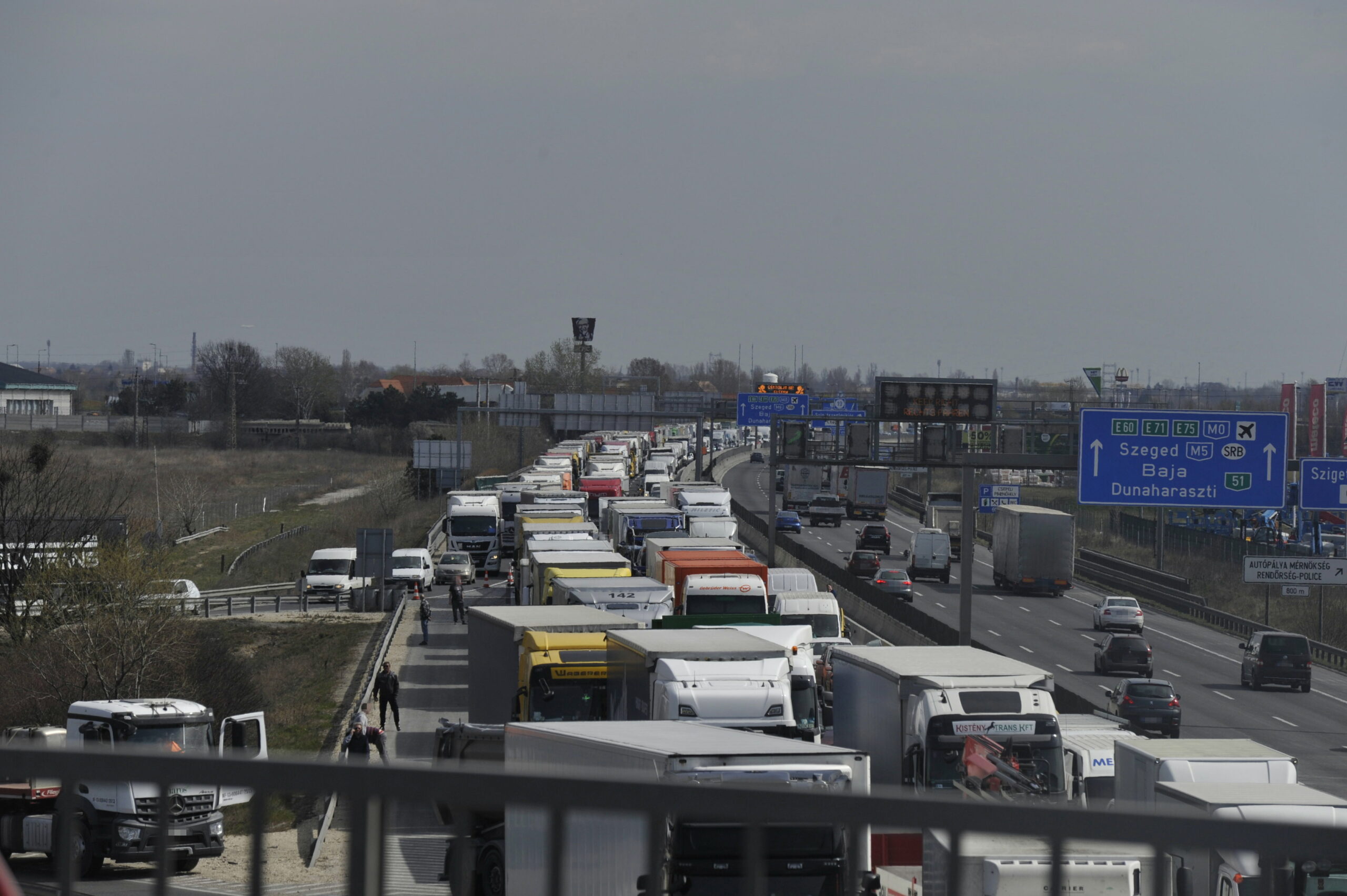 Szörnyen kezdődik a péntek – balesetek voltak az M1-esen és az M0-son is, hatalmas a dugó