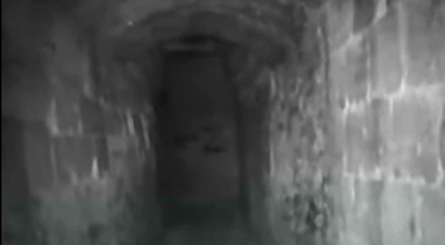 Hátborzongató videót tartalmazó kamerát találtak a párizsi katakombákban, amelyen egy rejtélyes ismeretlen járja az emberi csontokkal teli járatokat