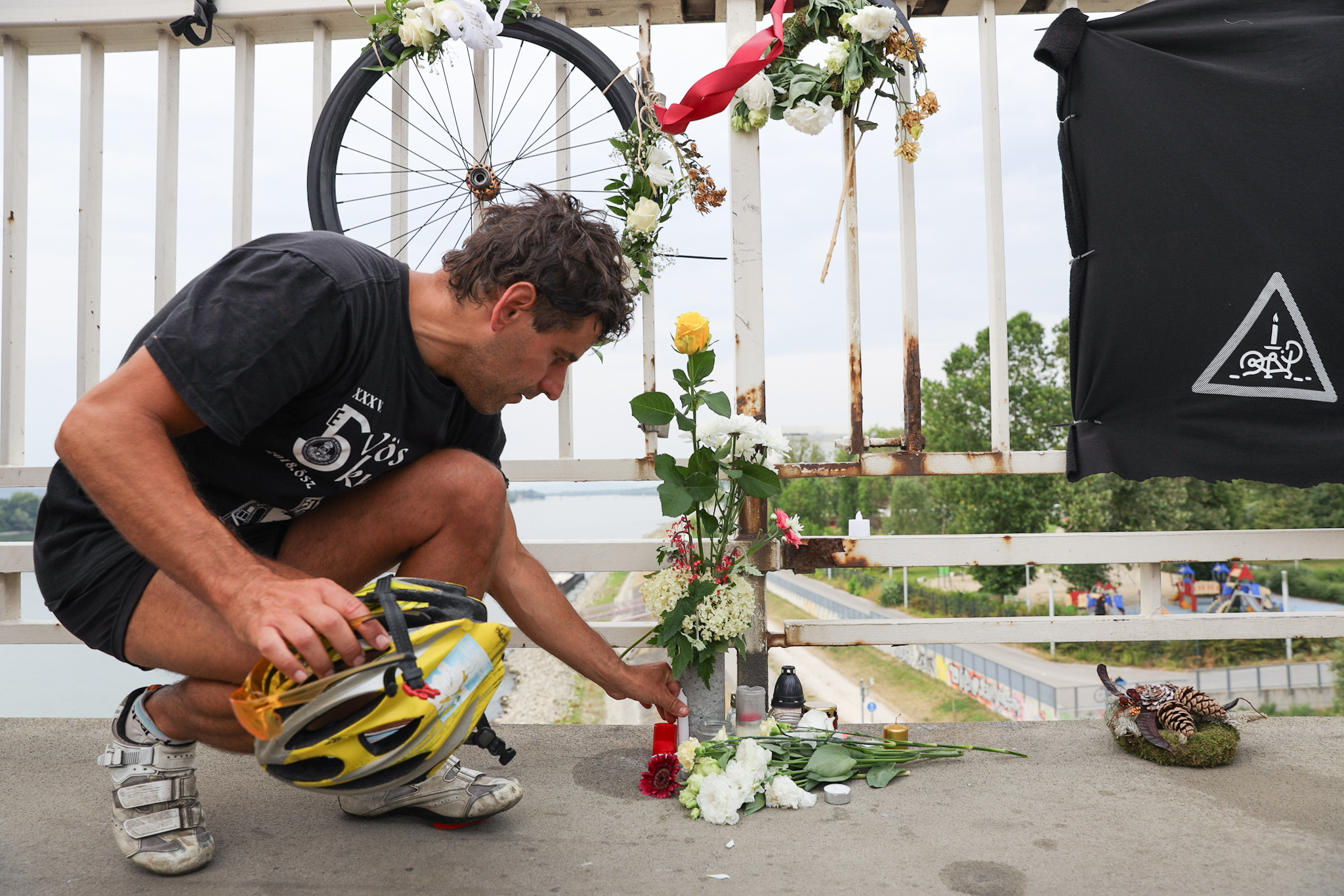 Fotók: kerékpáros tüntetéssel emlékeztek az Árpád hídon elgázolt biciklisre