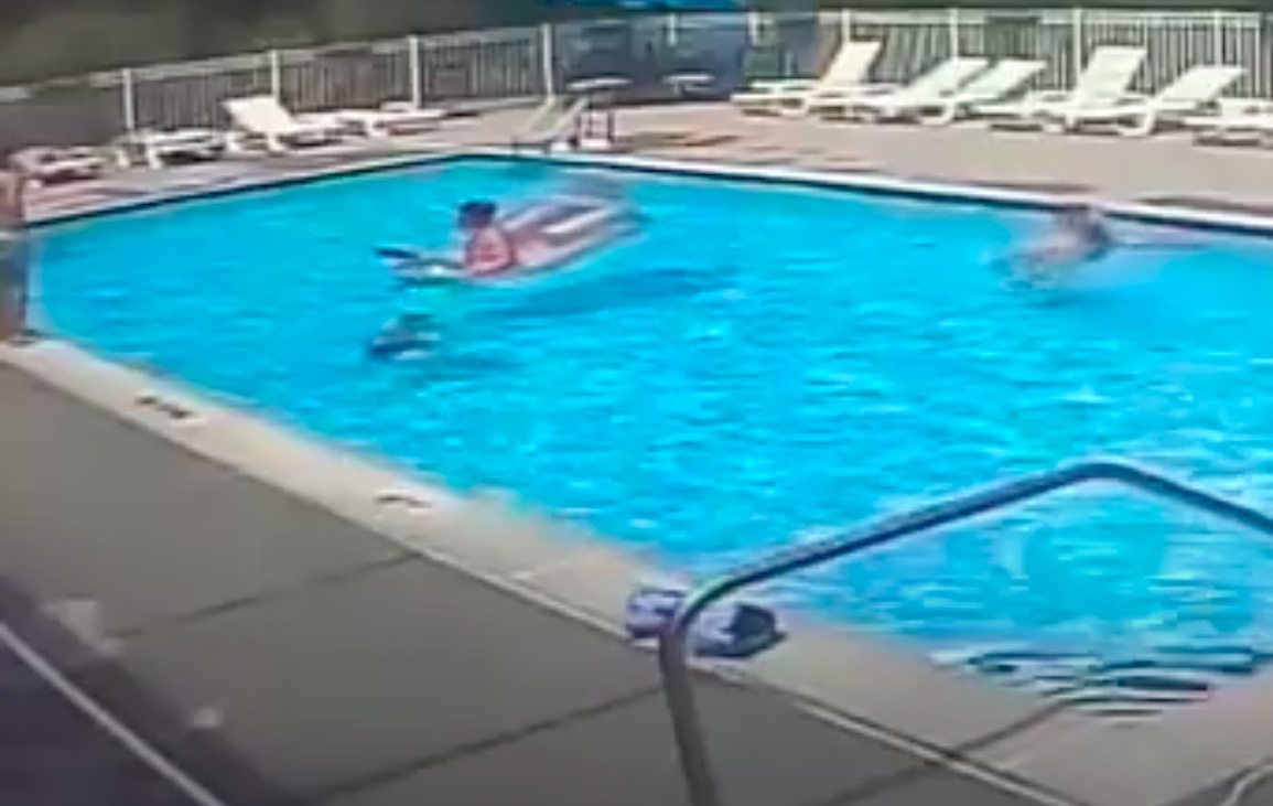 Majdnem egy percig víz alatt volt egy fuldokló kisfiú, mire észrevették és kihúzták a medencéből