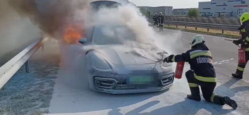 Videón, ahogy szénné ég egy méregdrága hibrid Porsche az M0-son