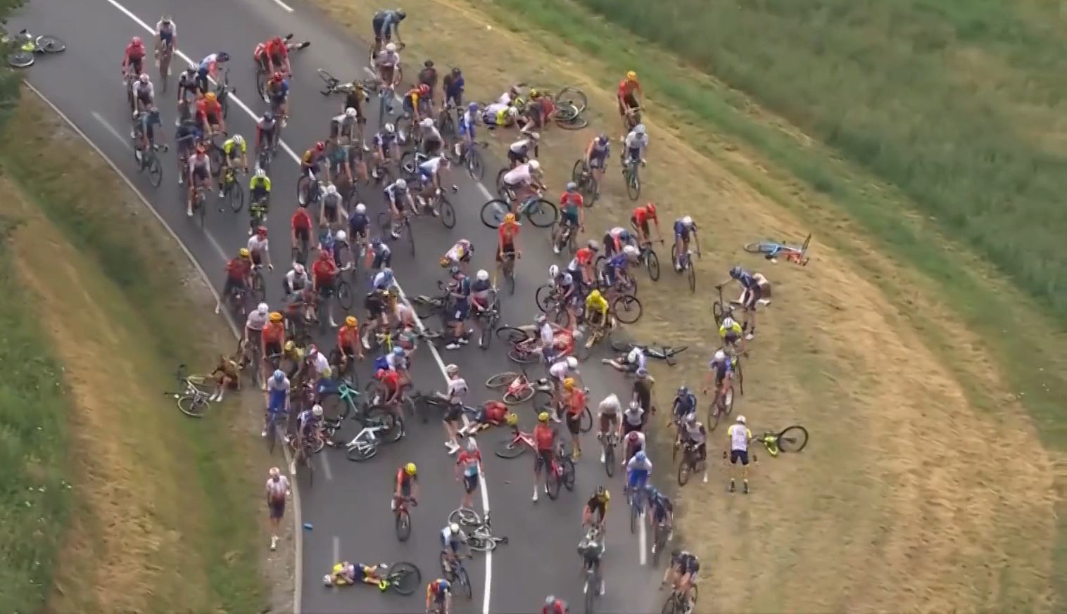 Olyan durva tömegbaleset volt a Tour de France-on, hogy meg kellett állítani a versenyt – videó