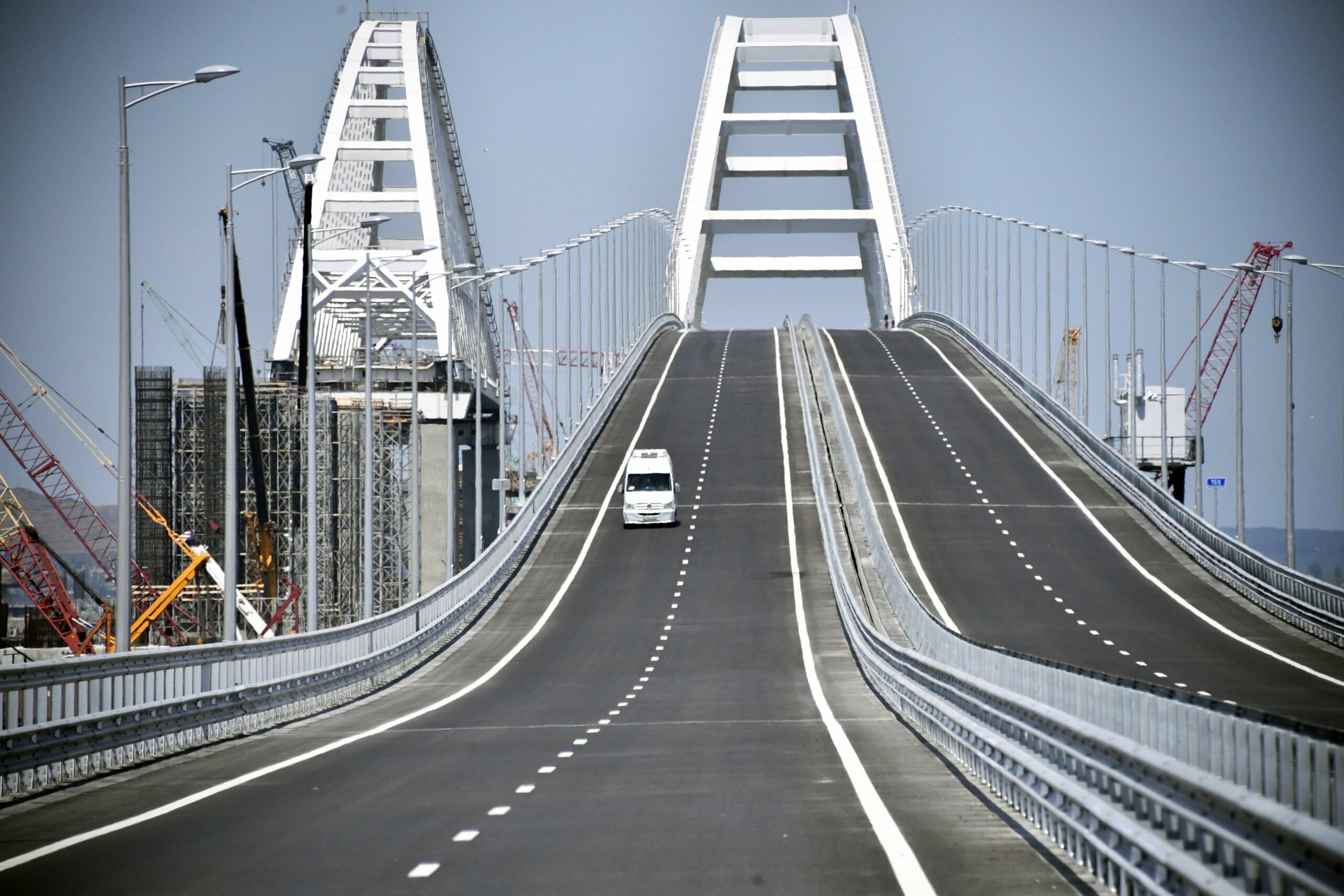 Robbanások történhettek a Krímet Oroszországgal összekötő hídon, azonnal leállították a forgalmat