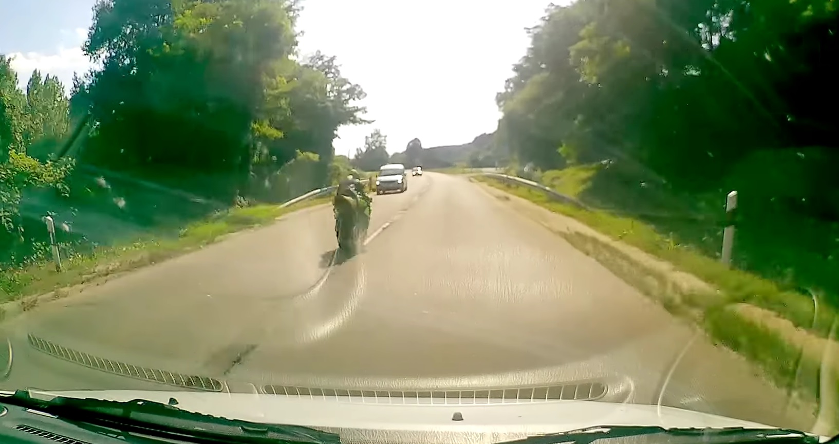 Elképesztő videó: őrült sebességgel száguldott a rendszám nélküli motoros, centimétereken múlt a tragédia