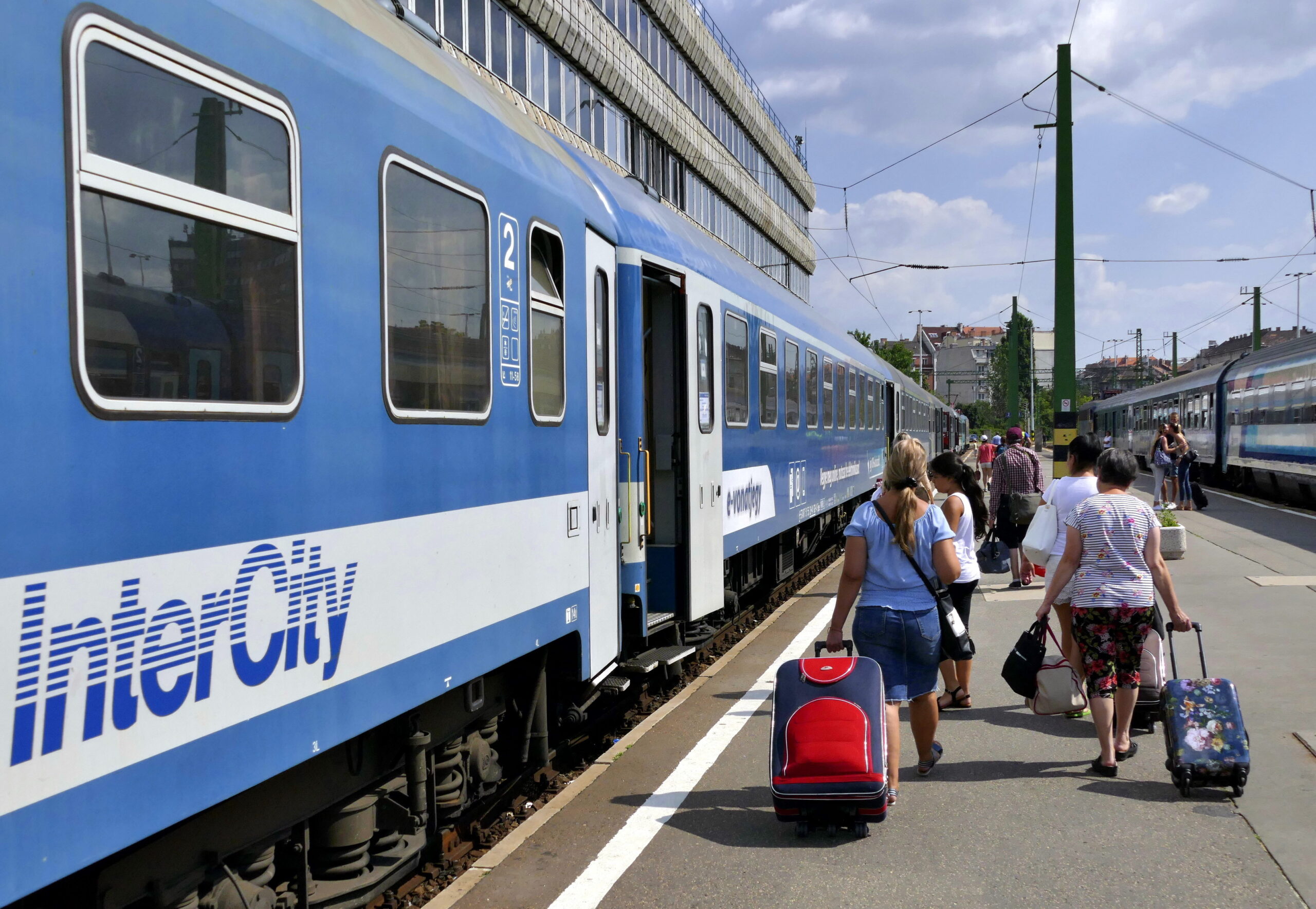 Nem létező vasúti kocsikba adtak el jegyeket – légkondi nélkül, állva kellett utazniuk Szombathelyről a Balatonra