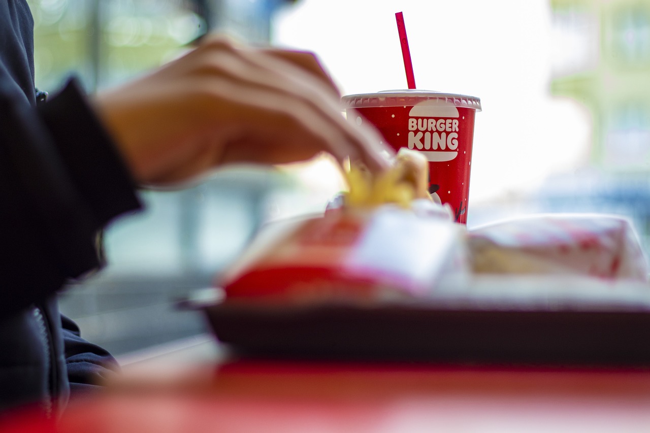 A kukából kivett sült krumplit szolgált fel a Burger King egyik vezető alkalmazottja, 20 év börtönt kaphat érte