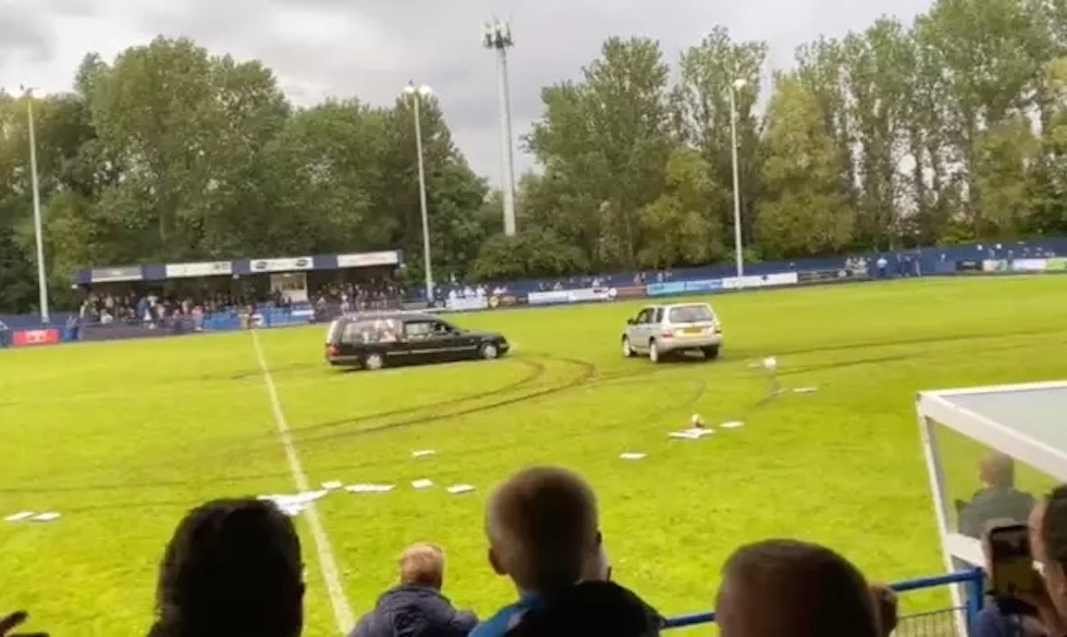 Döbbenetes videón, ahogy egy halottaskocsi kezdett driftelni a pályán egy focimeccs közben