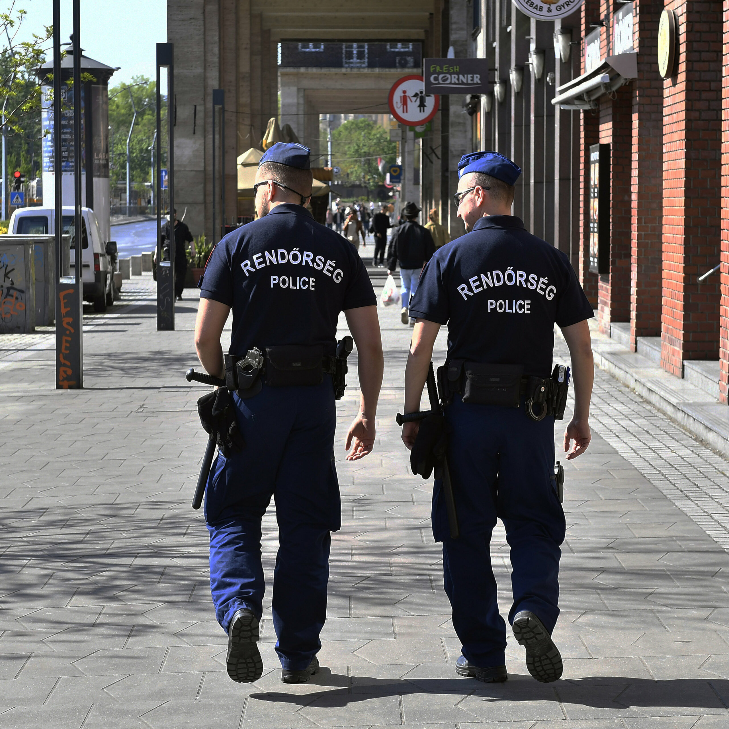 Súlyos rendőrhiány: biztonsági őröket és halőröket is beoszthatnak járőrözni