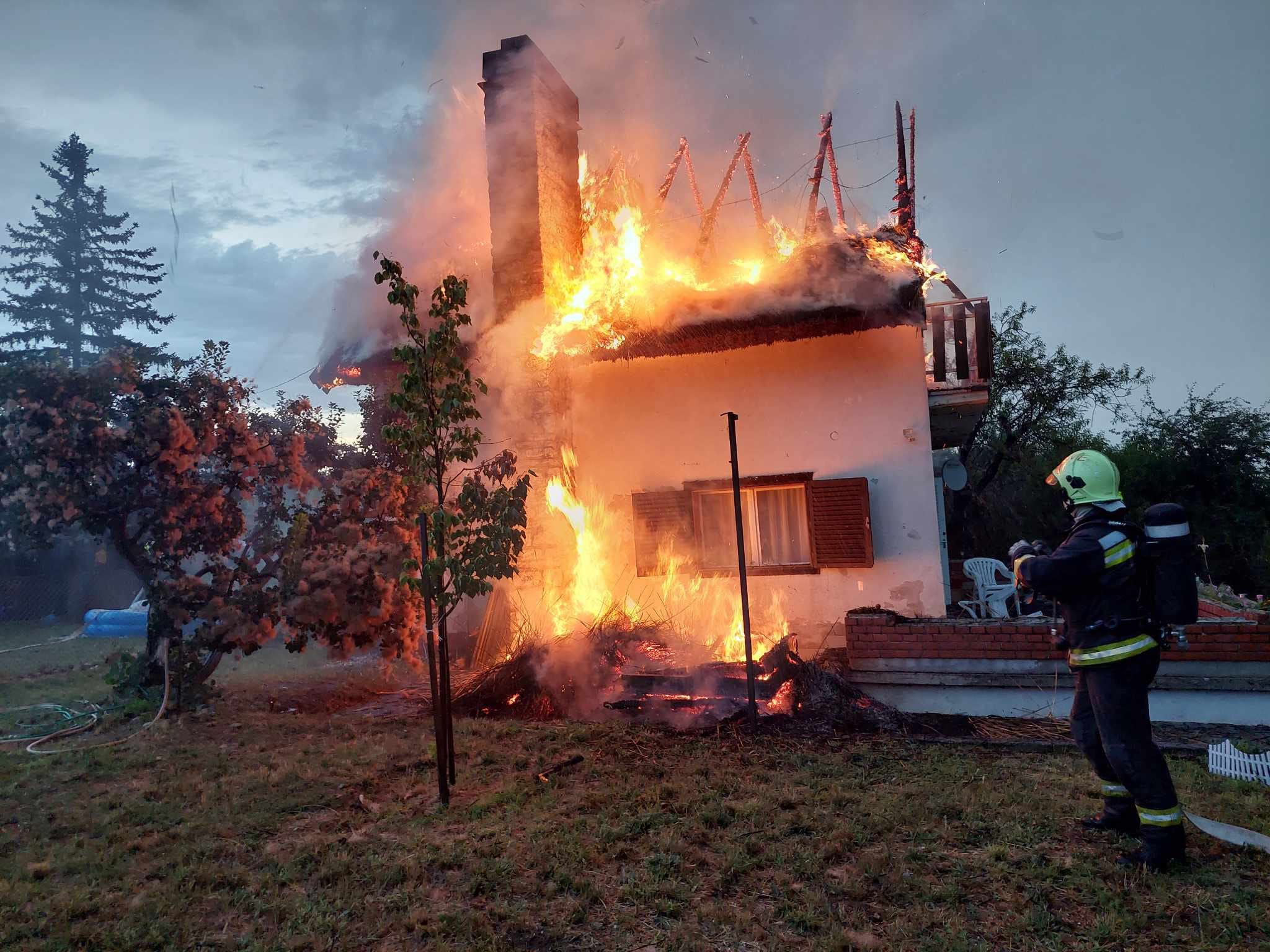 Döbbenetes fotók! Villámcsapás miatt égett egy családi ház Balatonfüreden