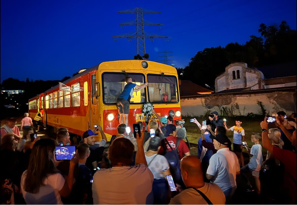 „Szomorú tévút” – Vitézy Dávid is ott volt az utolsó, Komló felé induló vonaton, megrázó képeket készített