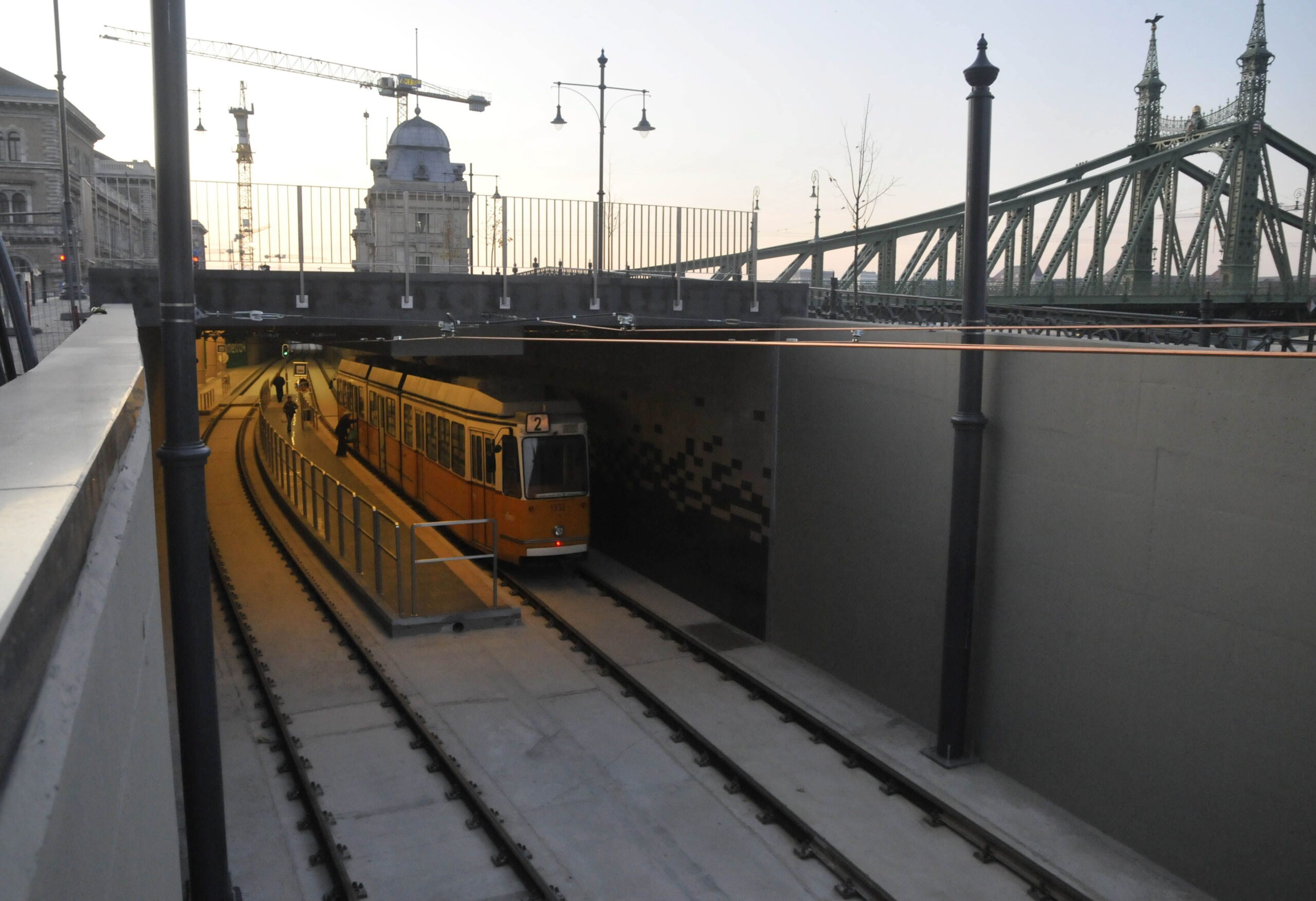 Sokkot kapott a villamosvezető, miután egy elszabadult villamossal halálra gázolt egy nőt a Fővám téren