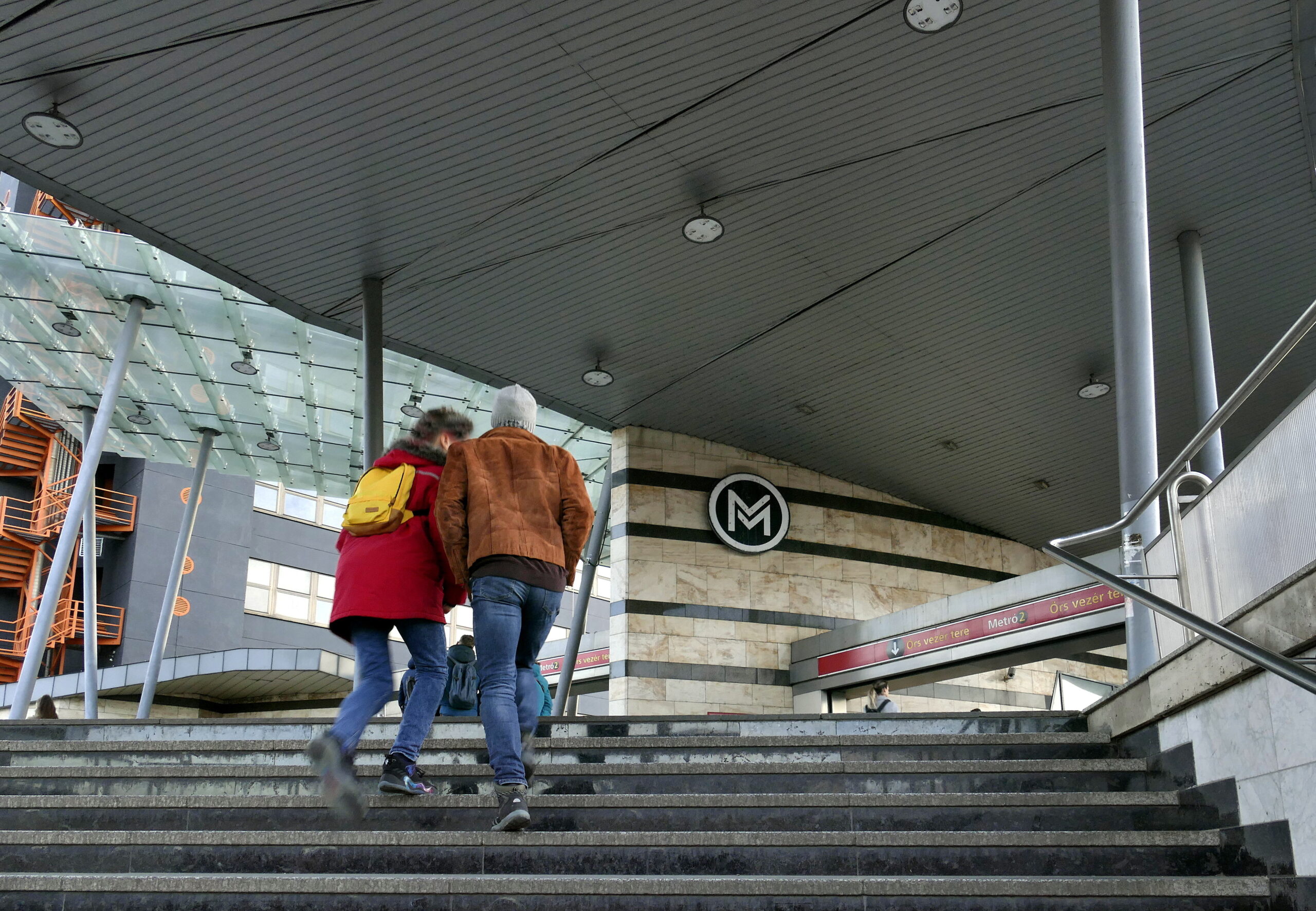 Füstölt a 2-es metró az Örs vezér terén, a tűzoltókat is riasztották