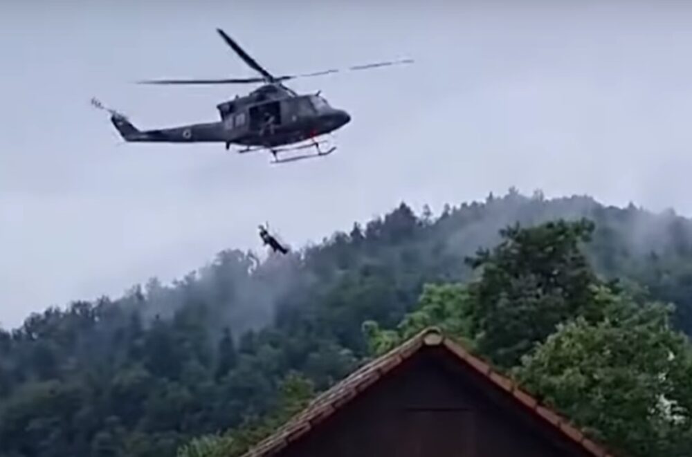 Helikopterekkel mentik a háztetőkre menekült embereket a heves esőzések miatt víz alá került szlovén városokban