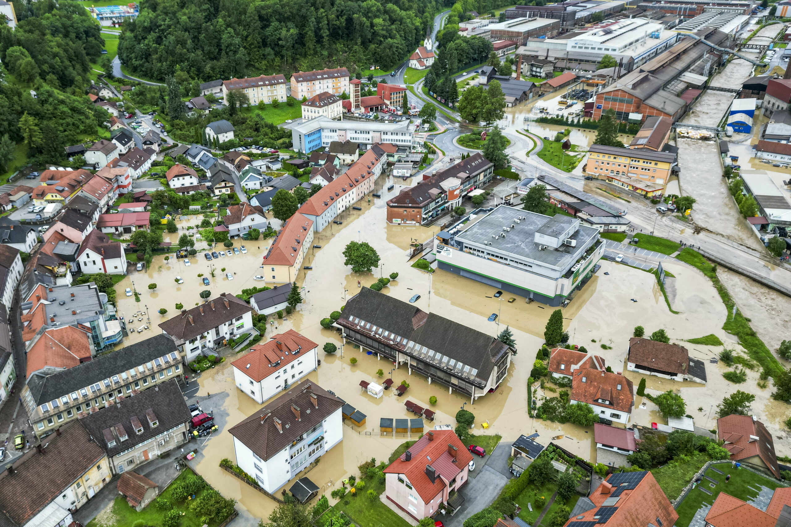 Halálos áldozatai is vannak a pusztító viharnak, ami lecsapott Szlovéniára