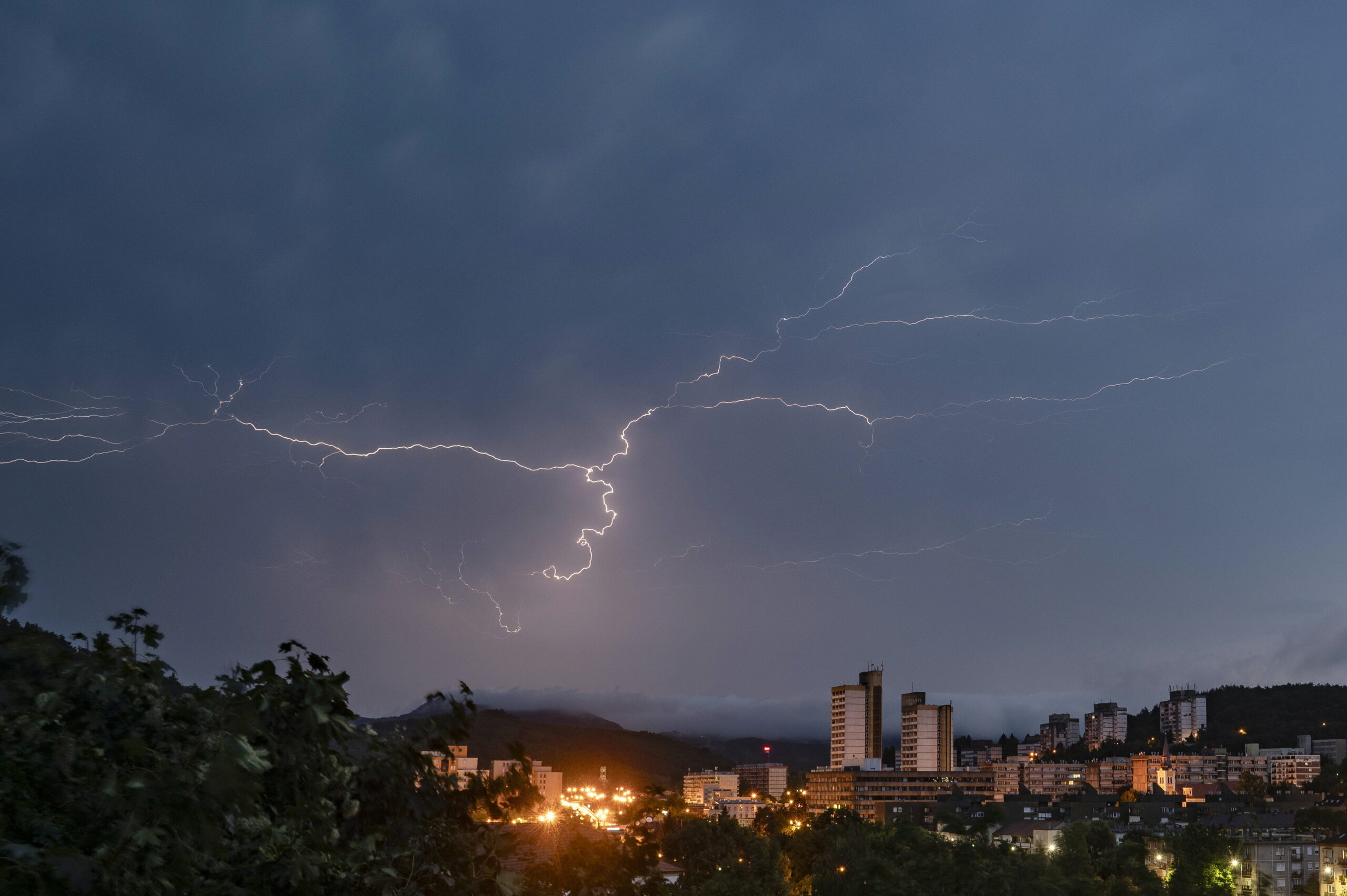 Egyelőre még nem tér vissza a nyár, maradnak a záporok, zivatarok