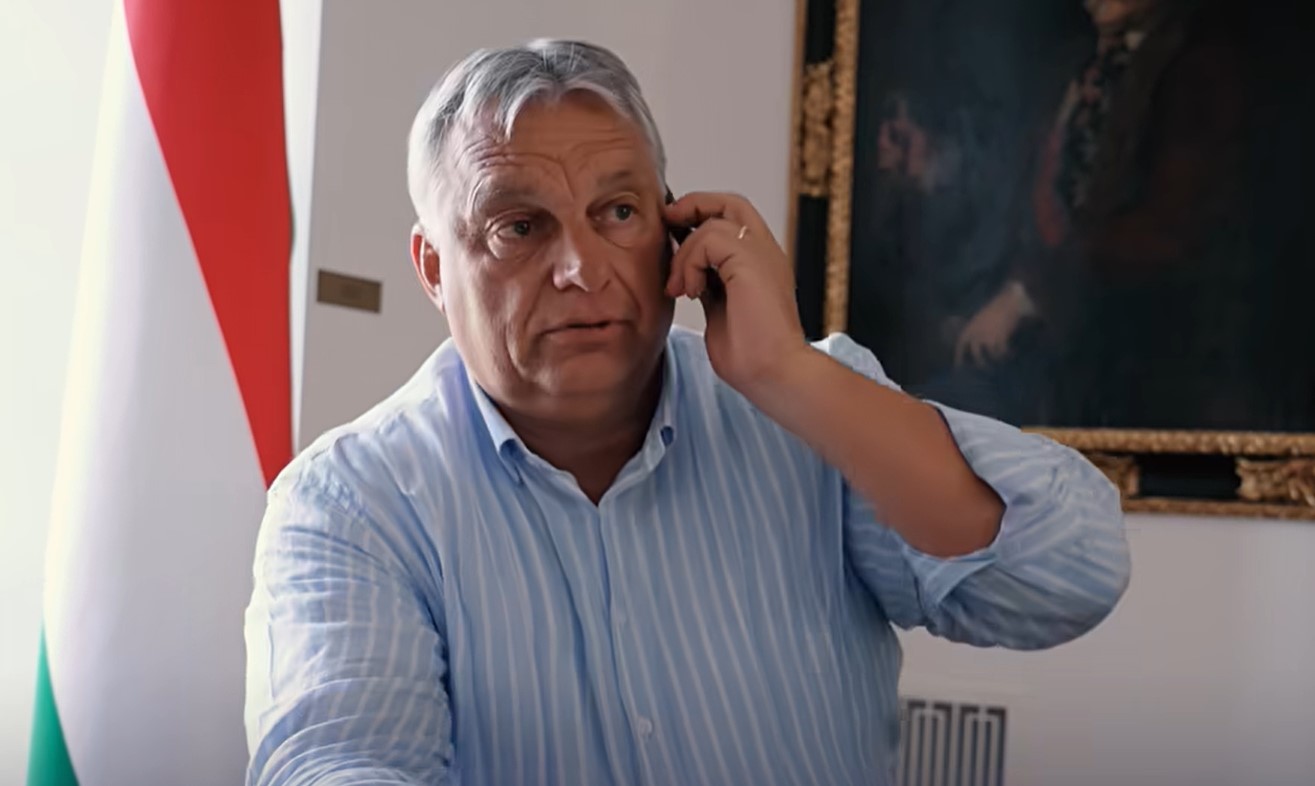 Orbán Viktor drámai zenére telefonál legújabb videójában