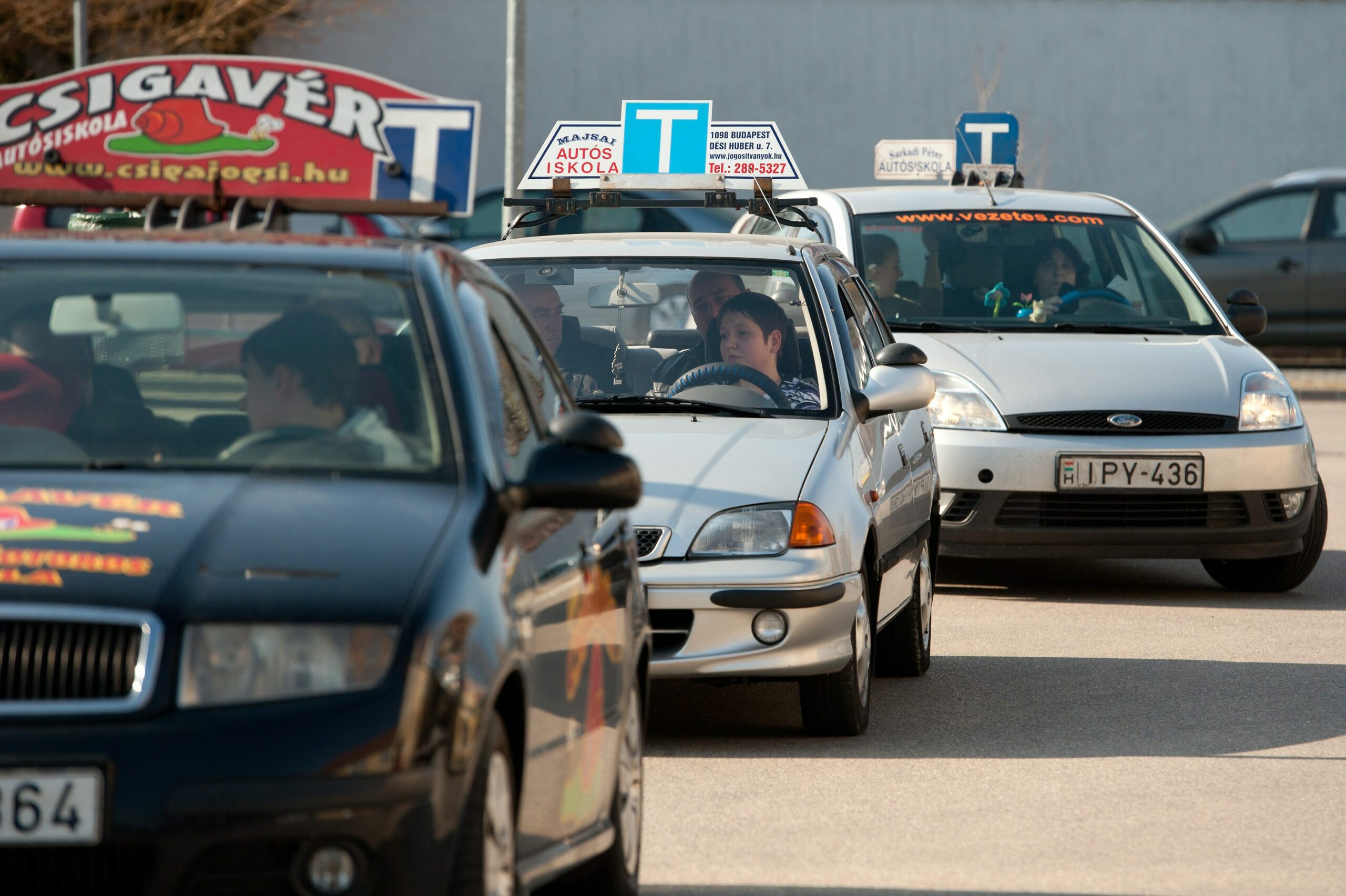 Már jövő ősztől ingyenes lesz a jogosítvány a középiskolásoknak, akár 700 ezer forintot is spórolhatnak vele