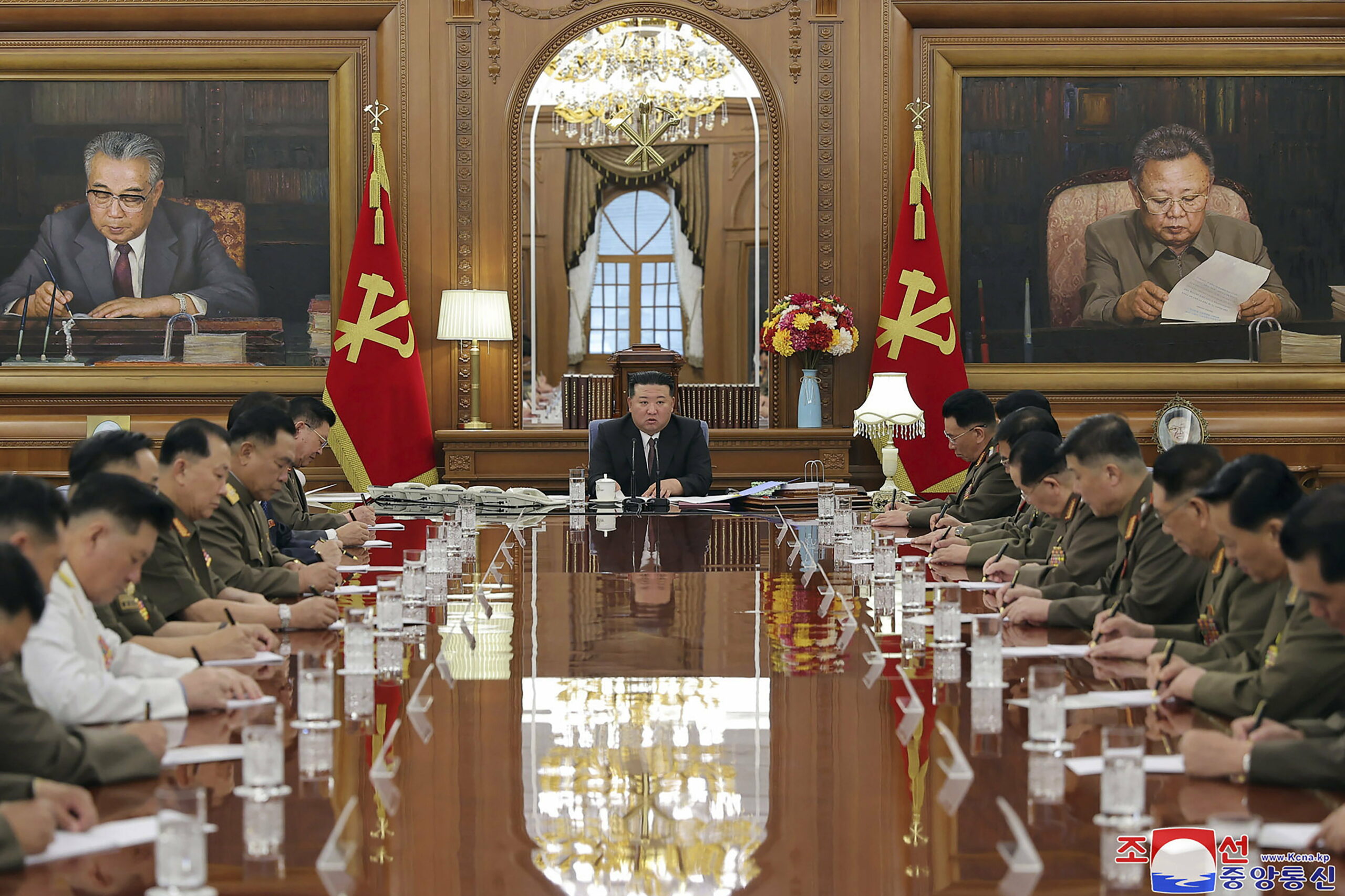 Kim Dzsongun fokozza a háborús készültséget, durva tisztogatásba kezdett a hadsereg élén