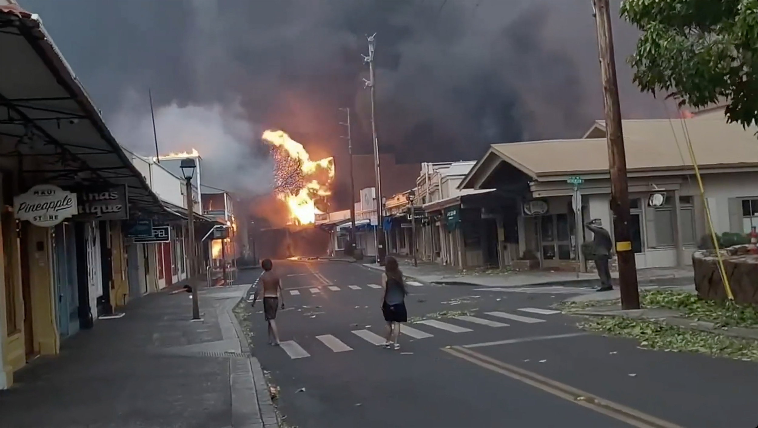 Az óceánba menekültek az emberek a pusztító tűzvihar elől Maui szigetén – legalább 36-an meghaltak