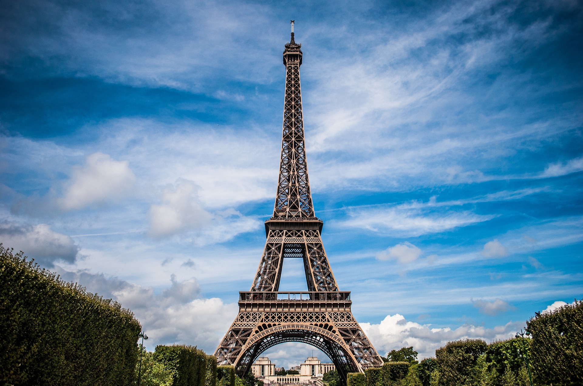 Bombariadó miatt kellett kiüríteni az Eiffel-tornyot