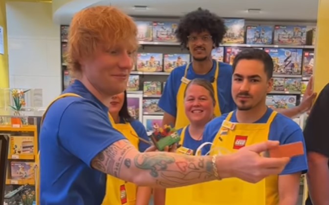 Ed Sheeran beállt eladónak egy Lego üzletben